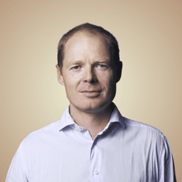 Peter underviser altid ud fra samme filosofi: Det er meget vigtigere at forstå sammenhænge end udenadslære af facts. Han er overlæge på Rigshospitalet, og han har undervist på flere forskellige sundhedsuddannelser.